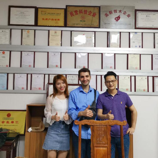 Warmly welcome Canadian customer to visit factory for Servo four column hydraulic press